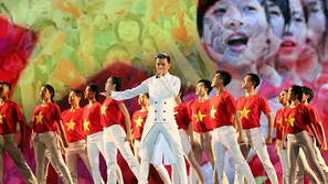 Hơn 20.000 khán giả thành Vinh “cháy” cùng dàn sao Việt