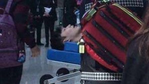 Lay (EXO) bỗng dưng ngất xỉu, đập đầu xuống sàn tại sân bay 