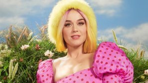 Bất chấp lời khen từ giới phê bình, Katy Perry bị chính fan ruột và khán giả chê bai 'Small Talk'