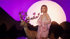 Bích Phương sexy ná thở trong teaser MV mới nhưng điều khán giả quan tâm lại là lyric có phần 'chợ' của Tiên Cookie