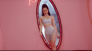 Soi MV debut không kém 'Hãy trao cho anh' của hot girl 'tự nổ': rẻ tiền, phản cảm và phí 4 phút cuộc đời