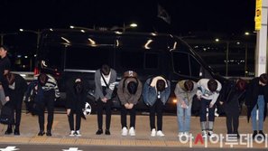 Netizen tức điên khi báo chí có thái độ miệt thị thẳng mặt với X1, trong khi nhóm ‘không ai nở nụ cười’ ở sân bay mà chỉ cúi chào fan