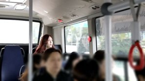 Thành viên trong một girlgroup nổi tiếng 8 năm tuổi nghề vẫn có thể đi xe bus công cộng vì có vẻ... không ai nhận ra cô