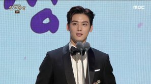 MBC gây phẫn nộ khi trao giải Diễn viên xuất sắc cho 'bình hoa di động' Cha Eun Woo (ASTRO) tại 'Drama Awards 2019'