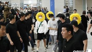 Bí ẩn BTS và outfit hoa hướng dương tại sân bay cuối cùng đã được lý giải sau hơn 7 tháng ròng