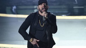 Không một lời báo trước, Eminem xuất hiện và "giật hết" spotlight tại Oscar 2020!