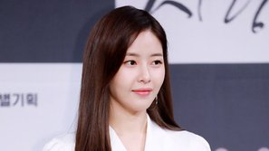 Trong lúc Hàn Quốc 'vỡ trận' vì corona, 1 nữ nghệ sĩ phải khóa tài khoản Instagram sau khi bị cáo buộc 'cà khịa' Tổng thống 