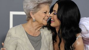 Katy Perry khiến fan rơi nước mắt khi chia sẻ đoạn clip trò chuyện cùng bà ngoại trước khi mất!