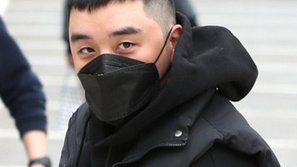 Netizen phê phán trang phục đắt tiền của Seungri trong ngày nhập ngũ: 'Đồ hiệu cũng không làm nhân cách rác rưởi đẹp lên đâu!'