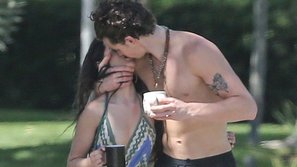 Ảnh 'nóng' của ngày: Shawn Mendes - Camila Cabello mặc đồ gợi cảm và hôn nhau đắm đuối