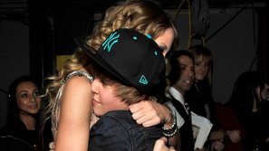 Loạt ảnh 10 năm trước của Idol: Justin Bieber ôm hôn Taylor Swift, Miley Cyrus vẫn còn rất hiền