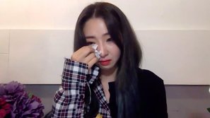 Minzy bật khóc nức nở trên livestream, netizen xót xa: 'Thì ra chị đã kiên cường đến thế!'