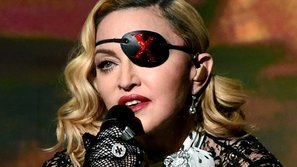 Đỉnh như Madonna: Sẵn sàng chống nạng để đi... biểu tình