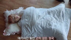 Tư thế ngủ có một không hai của Jungkook (BTS): Siêu đáng yêu nhưng cũng khiến fan lo lắng không kém!