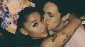 Ariana Grande bất ngờ đăng tải loạt ảnh 'mùi mẫn' với bạn trai mới!