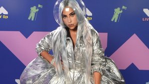 Thời trang thảm đỏ tại MTV Video Music Awards 2020: Lady Gaga quá đỉnh, xuất hiện Idol mặc trang phục của NTK Việt Nam