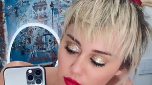 Miley Cyrus đăng ảnh nude, chia sẻ về chất giọng từng bị xuống cấp vi chứng nghiện rượu