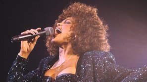 Dù đã ra đi mãi mãi, nhưng danh ca Whitney Houston vẫn trở thành nữ nghệ sĩ da màu đầu tiên làm được điều không tưởng!