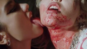 Miley Cyrus và Dua Lipa tung MV đậm chất... thác loạn và máu me