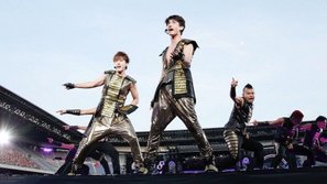 Nhóm nhạc cứ đến Nhật Bản là bị cho mặc xấu đến lạ: Trang phục Hàn Quốc chẳng phải quá đẹp nhưng trang phục Nhật Bản lại là 'thảm họa'