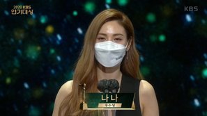 Một idol nữ bị Knet chỉ trích ích kỷ vì phát biểu nhận giải quá dài lấn át cả thời lượng của đàn chị, đã thế lại còn lên SNS 'trả treo' với khán giả
