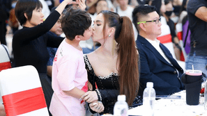 Hôn môi trẻ em một cách phản cảm, Ngọc Trinh bị netizen tố quấy rối trẻ vị thành niên