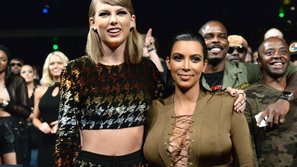 Kim Kardashian gây sốc khi bật nhạc Taylor Swift và nhảy nhót theo lời ca của 'kẻ thù'