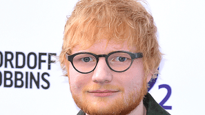 Ed Sheeran từng phải giải vây cho một fan hâm mộ có gương mặt... y chang mình!