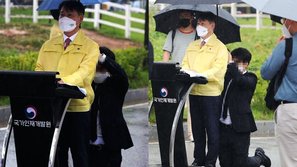 Bức ảnh khiến netizen Hàn Quốc phẫn nộ nhất hiện nay: Nhân viên nhẫn nhục quỳ gối trong mưa chỉ để che ô cho Thứ trưởng
