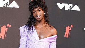 Thảm đỏ VMAs 2021: Dàn sao siêu chặt chém, Lil Nas X đẹp mê hồn, một nữ Idol mặc như không mặc!