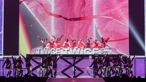 TWICE là nhóm nữ Kpop đầu tiên làm được điều này trên đất Nhật Bản
