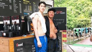 Netizen Trung bấn loạn với làn da trắng đến phát sáng của Sehun (EXO)