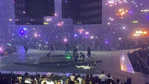 Sự cố kinh hoàng trong concert của một nhóm nhạc nam Hong Kong: màn hình LED khổng lồ rơi thẳng vào đầu vũ công