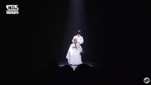 Chưa từng có trong lịch sử Kpop: thần tượng 10 năm nhà YG vừa hát vừa cạo đầu trên sân khấu, tóc tặng lại toàn bộ cho fan
