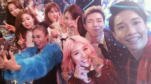 Nghệ sĩ Việt hào hứng selfie cùng T-ara trong đêm nhạc cuối năm