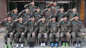 Lộ ảnh trong quân đội, T.O.P (Big Bang) bị netizen lên án vì nhận được thiên vị quá mức