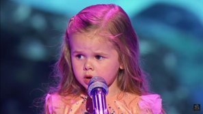 Bé gái 4 tuổi siêu dễ thương hát nhạc phim "Nàng tiên cá"