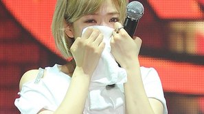 Quá xúc động vì fans, Jungyeon (TWICE) không thể ngừng khóc tại concert diễn ra ở Thái Lan 