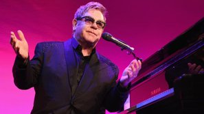 Elton John nhập viện, suýt chết vì nhiễm virus siêu hiếm