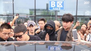 Seungri (Big Bang) liên tục chắp tay khi bị fan bao vây tại sân bay Trung Quốc