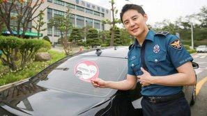 Junsu (JYJ) được khen ngợi đẹp trai, phong độ trong đồng phục cảnh sát