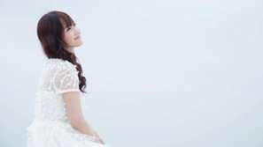 Jang Mi diện váy trắng tinh khôi, vắt vẻo trên lan can tòa nhà 26 tầng thực hiện MV mới