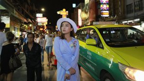 Fan lo lắng vì Tiêu Châu Như Quỳnh suýt bị tông xe khi thực hiện MV mới tại Thái Lan
