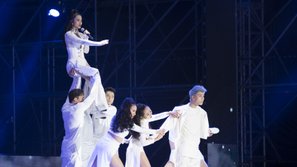 Đông Nhi có thực sự được truyền thông xứ Hàn ưu ái tại Asia Song Festival?