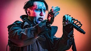 Bị dàn sắt đè lên người, rocker Marilyn Manson phải nhập viện cấp cứu khẩn cấp