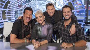Vừa ngồi ghế giảm khảo, Katy Perry đã thổi bùng 'cuộc chiến' giữa American Idol và The Voice
