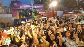 Giấu bố mẹ bỏ tiền triệu mua vé xem MAMA, fan Việt bị phe vé chợ đen 'rút ruột'