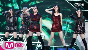 Fan tiếp tục bày tỏ nỗi lo ngại về những chiếc váy quá ngắn của Red Velvet trên sân khấu, thế nhưng Knet lại không nghĩ vậy