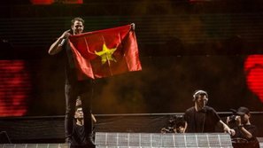 Fan Sài Thành 'cháy' hết mình trong đêm diễn của DJ Armin van Buuren