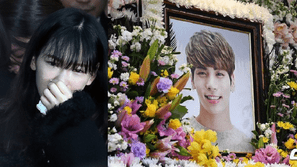 Còn gì xót xa hơn: Hình ảnh Taeyeon khóc cạn nước mắt tại tang lễ Jonghyun cuối cùng đã được tiết lộ!